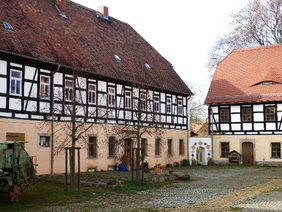 Bild zeigt ein Seitengebäude des Mattheshofes in Auterwitz.