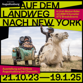 Plakat für die Ausstellung, worauf steht: 4 URAL-MOTORRÄDER - 43.000 KM - 972 BREAKDOWNS, Ausstellung vom 21.10.2023-19.01.2025