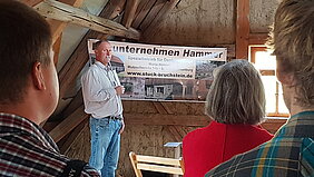 Foto zeigt Impression von der Veranstaltungsreihe "Ländliches Bauen" der Nestbau-Zentrale Mittelsachsen auf dem Lindenhof in Auterwitz. Bauunternehmer Mario Hammer aus Mutzscheroda hält Vortrag zur Gewölbesanierung.