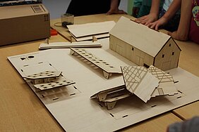 Foto zeigt im Detail das Modell eines Fachwerkhauses, während des Projekttages "Kleine Baumeister" der Nestbau-Zentrale Mittelsachsen an der Großweitzschener Grundschule. 