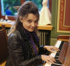 Becky Hellwig am Klavier