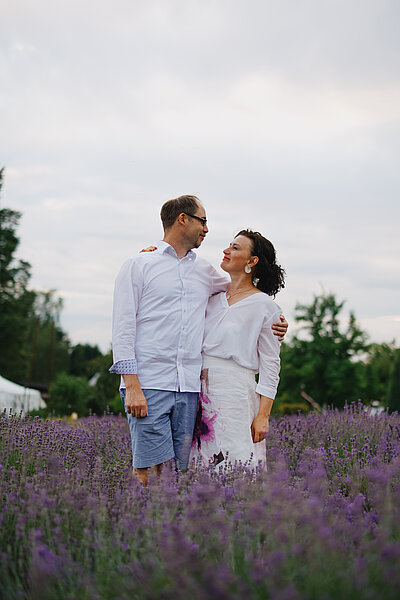 Christine mit ihrem Mann Manuel im Lavendelfeld
