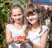 Kinder in Mittelsachsen - Mädchen mit Tomaten
