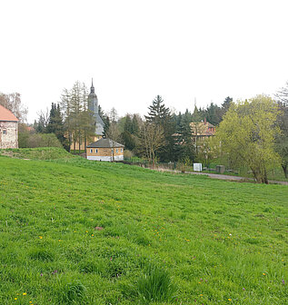 Blick über das Grundstück auf die Kirche