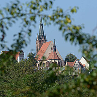 Foto zeigt Impression einer mittelsächsischen Stadt mit Blick auf einen Kirchturm.