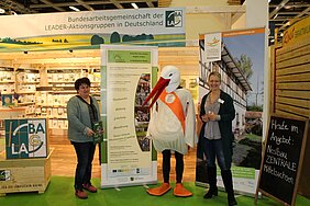 Foto zeigt das Team der Nestbau-Zentrale auf der IGW in Berlin.