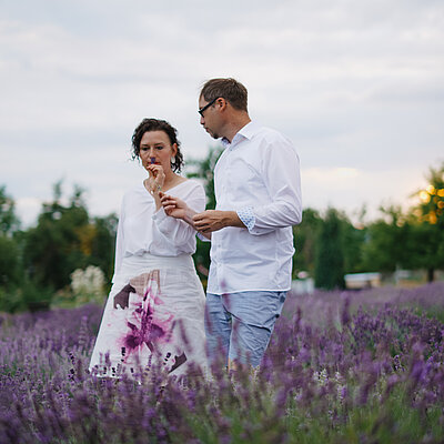 Christine Winkler-Dudczig mit ihrem Mann auf dem Lavendelfeld