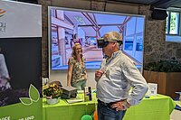 Besucher testet VR-Brille mit Einblick in das Mittelsächsische Haus am Stand der Nestbau-Zentrale
