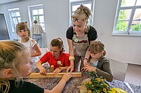 Schüler lernen bei Tischlerin Silke Kern den Werkstoff Holz kennen
