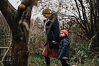 Kristin Häuser Hand in Hand mit ihrer kleinen Tochter Leyma im Garten