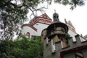Schloss Rochsburg: Foto zeigt Teile eines Schlosses mit Mauer und Türmen.