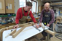 Jan Göhler arbeitet mit seinem Mitarbeiter Frank Richter an einem Kundenauftrag in der Werkstatt.