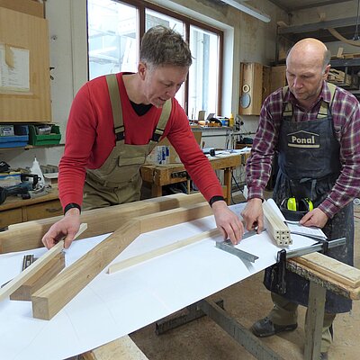 Jan Göhler arbeitet mit seinem Mitarbeiter Frank Richter an einem Kundenauftrag in der Werkstatt.