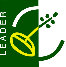 Logo des EU-Förderprogramms LEADER mit Schriftzug und stilisierter Pflanze in den Farben Weiß, Gelb und Dunkelgrün. 