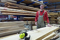 In Jan Göhlers Werkstatt riecht es nach Holz, Leimen und Lacken - nach Technik und Handwerk.