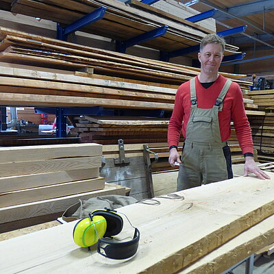 In Jan Göhlers Werkstatt riecht es nach Holz, Leimen und Lacken - nach Technik und Handwerk.