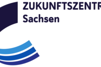 Logo des Zukunftszentrum Sachsen, drei blaue geschwungene Bögen. Daneben der Text: Zukunftszentrum Sachsen 