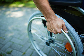 Bild zeigt Ausschnitt eines Rollstuhles.